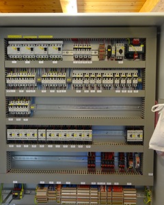 Contr cabinet floor rearing